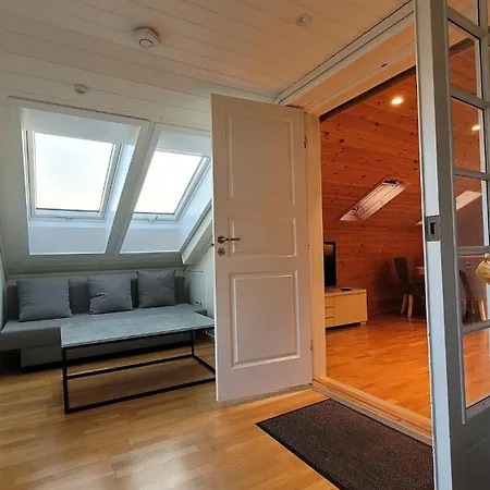 아파트 Charming Attic With A Private Entrance