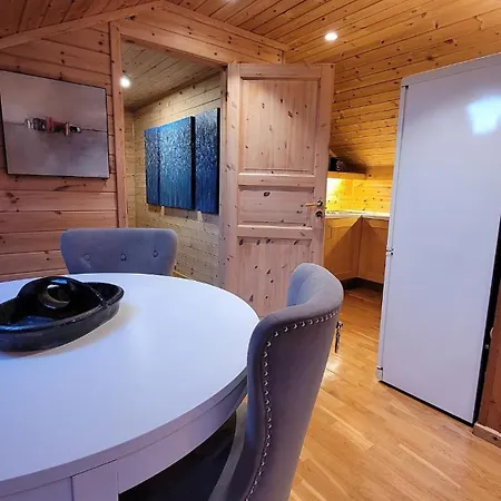 Charming Attic With A Private Entrance 아파트 *