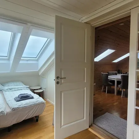Charming Attic With A Private Entrance 베르겐