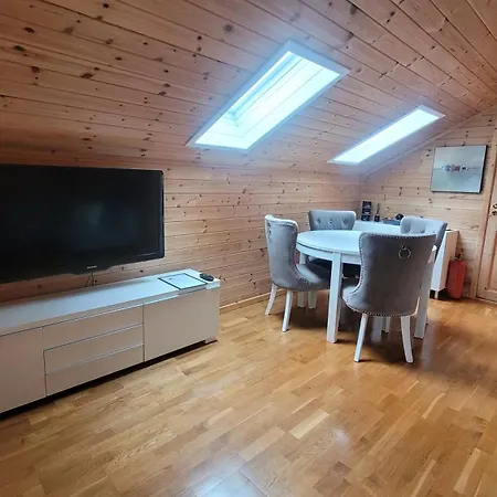 Charming Attic With A Private Entrance 아파트 *