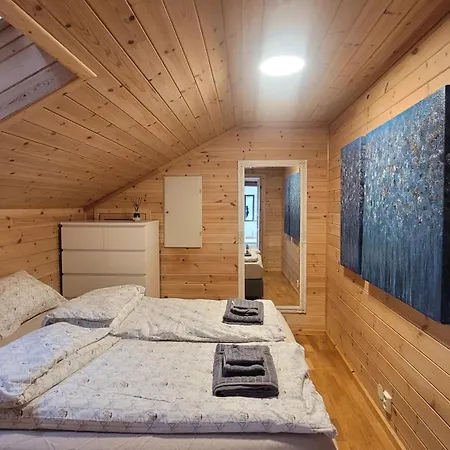 Charming Attic With A Private Entrance 아파트